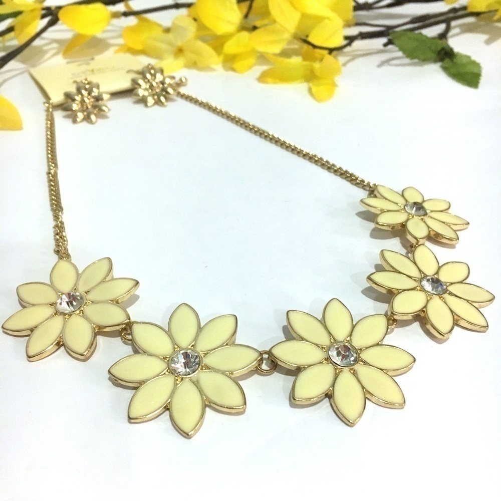 𝅺3/$29! Sweet Ivory/Yellow Daisy Flower Necklace